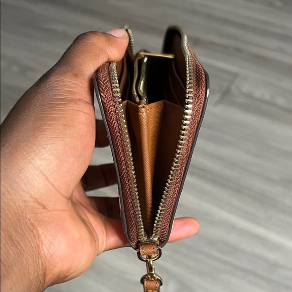 Tory Burch Emerson Printed Wristlet - Picture 9 of 12